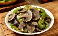 灰虎掌菇炒青椒怎么做？