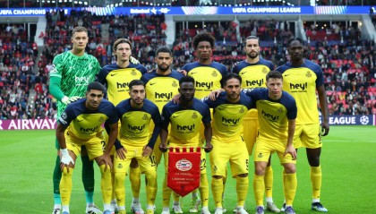 国安亚冠赛冲突全景：王子铭与河内球员的黄牌背后，2-2平局的战术博弈