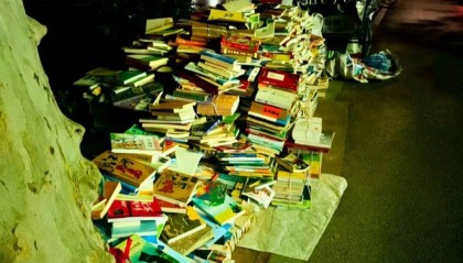 郑州一大爷街头摆摊卖书近40年，最便宜3元一本：坚持是因为其意义远大于挣钱