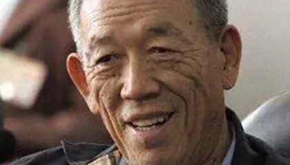 他是王震的儿子，曾任中信集团董事长，帮助中信度过亚洲金融危机