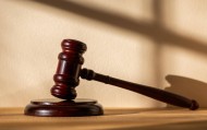 男子起诉银行兑付93万存款，银行称存折系员工伪造 法院裁定：员工存犯罪嫌疑，驳回起诉