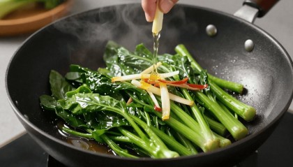 炒时蔬翠绿不发黄，大厨教你锁住鲜味技巧