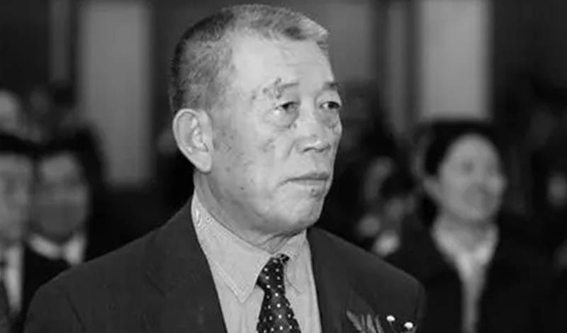 他是王震的儿子，曾任中信集团董事长，帮助中信度过亚洲金融危机