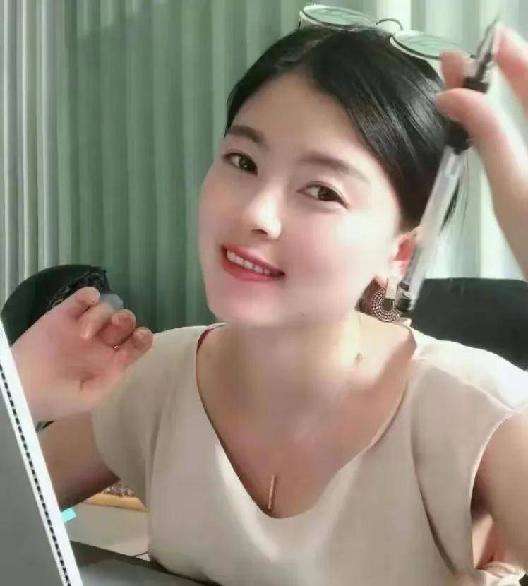 “美女CEO”林晓芸，23岁继承10亿资产，如今掌管8700亿金融帝国