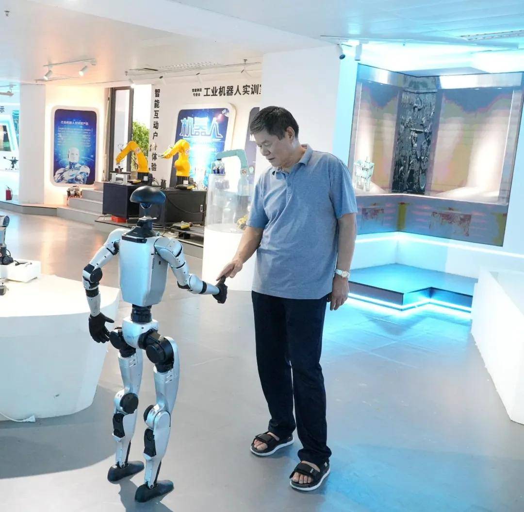 河南财政金融学院原副校长李宝洲莅临展览馆参观交流