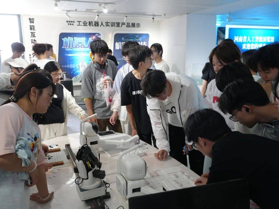 河南财政金融学院师生到展览馆开展第十二期认知实习活动