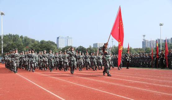 河南财政金融学院举行2025级新生开学典礼暨军训成果汇报会