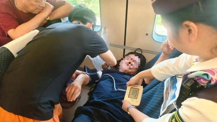 荆门医生高铁上救助病患获表彰