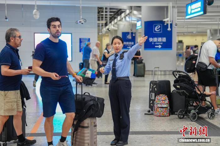 广深港高铁西九龙站口岸迎外籍客商入境高峰