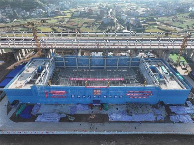 渝昆高铁云贵段会泽站房实现全面封顶